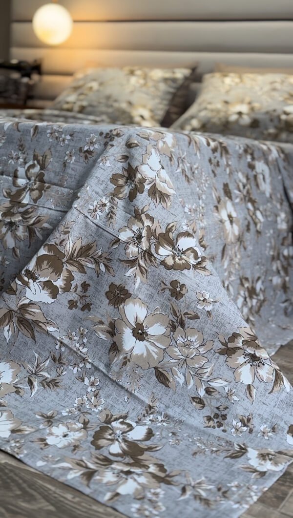 Parure de Lit Élégance Florale – Lin Gris et Fleurs Taupe