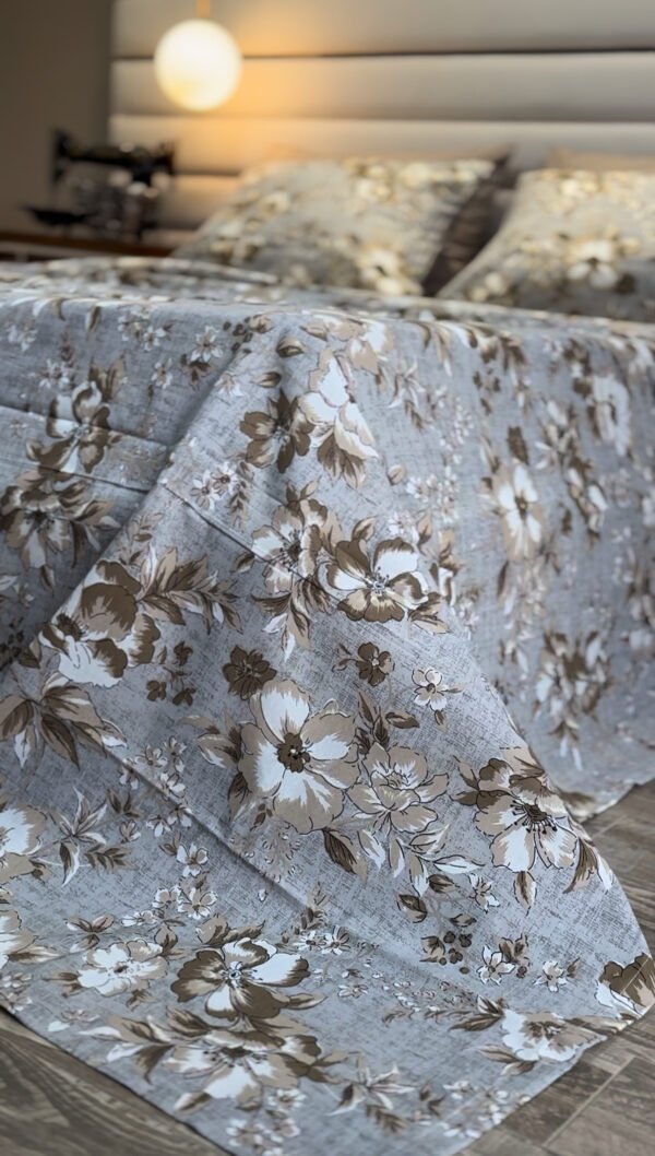 Parure de Lit Élégance Florale – Lin Gris et Fleurs Taupe