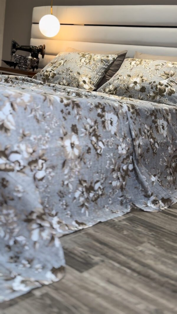 Parure de Lit Élégance Florale – Lin Gris et Fleurs Taupe