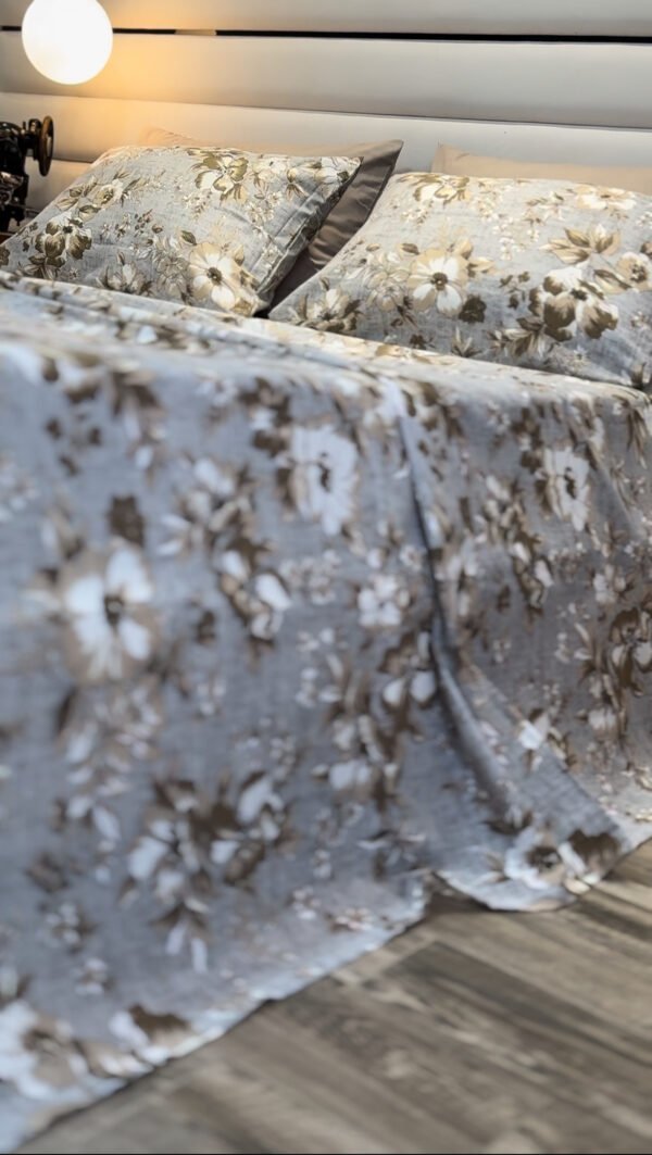 Parure de Lit Élégance Florale – Lin Gris et Fleurs Taupe