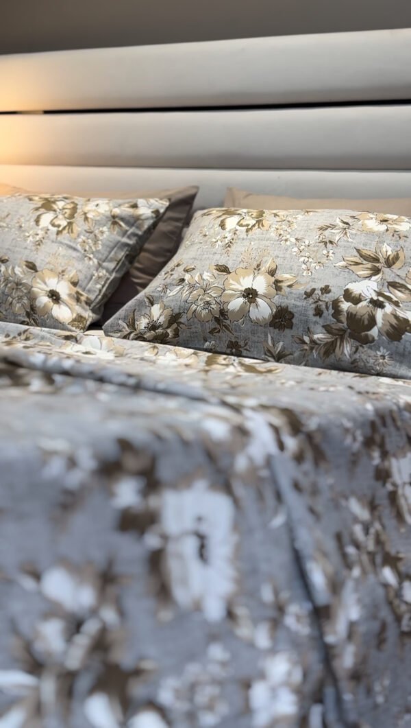 Parure de Lit Élégance Florale – Lin Gris et Fleurs Taupe