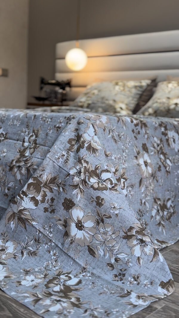 Parure de Lit Élégance Florale – Lin Gris et Fleurs Taupe