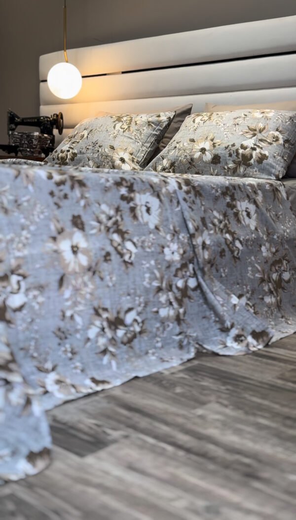 Parure de Lit Élégance Florale – Lin Gris et Fleurs Taupe