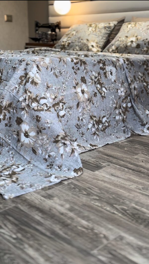 Parure de Lit Élégance Florale – Lin Gris et Fleurs Taupe