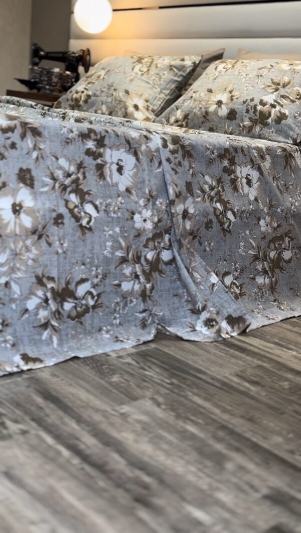 Parure de Lit Élégance Florale – Lin Gris et Fleurs Taupe