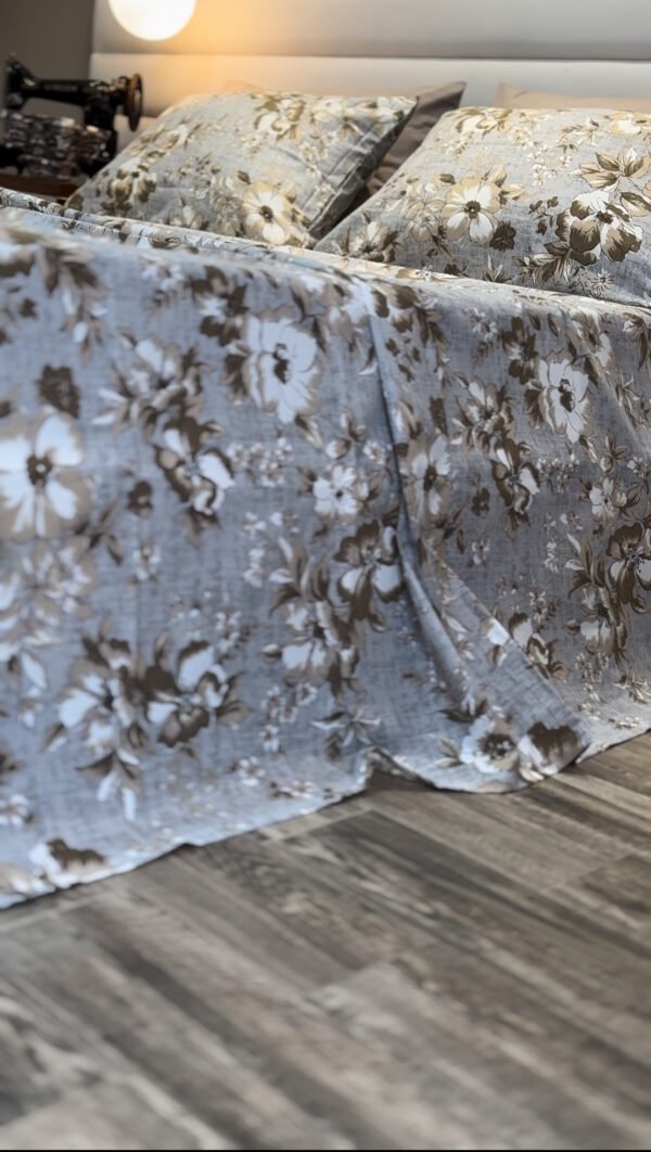 Parure de Lit Élégance Florale – Lin Gris et Fleurs Taupe