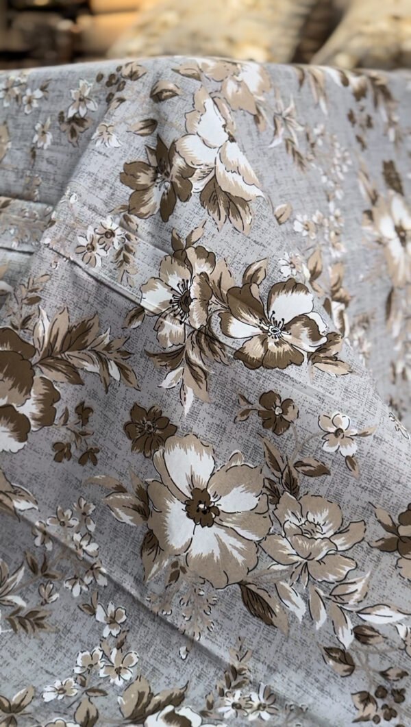 Parure de Lit Élégance Florale – Lin Gris et Fleurs Taupe