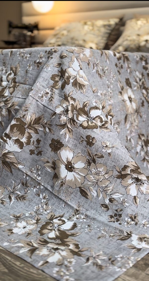 Parure de Lit Élégance Florale – Lin Gris et Fleurs Taupe