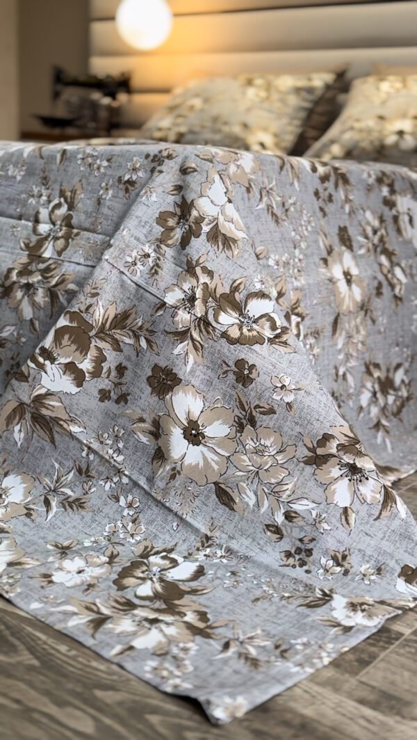 Parure de Lit Élégance Florale – Lin Gris et Fleurs Taupe