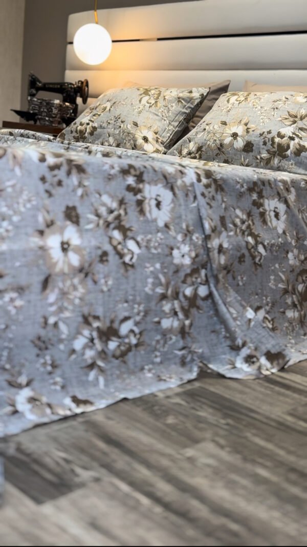 Parure de Lit Élégance Florale – Lin Gris et Fleurs Taupe