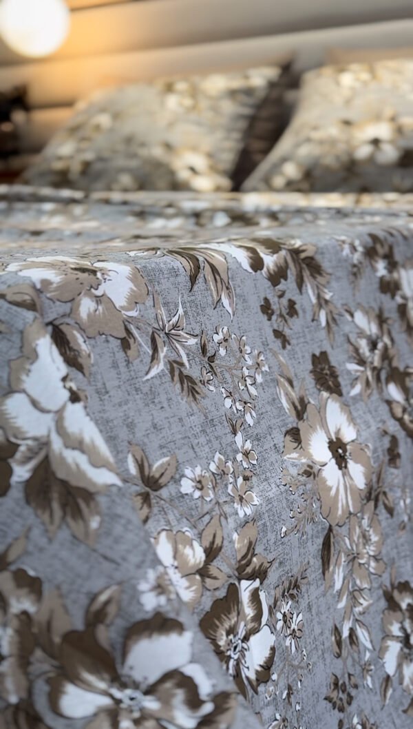 Parure de Lit Élégance Florale – Lin Gris et Fleurs Taupe