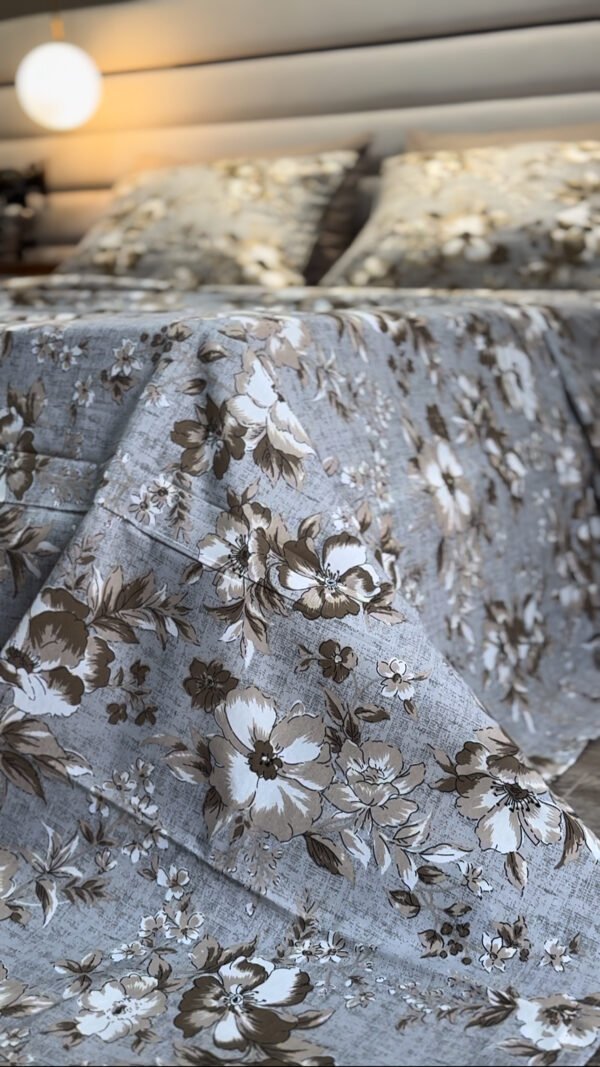 Parure de Lit Élégance Florale – Lin Gris et Fleurs Taupe