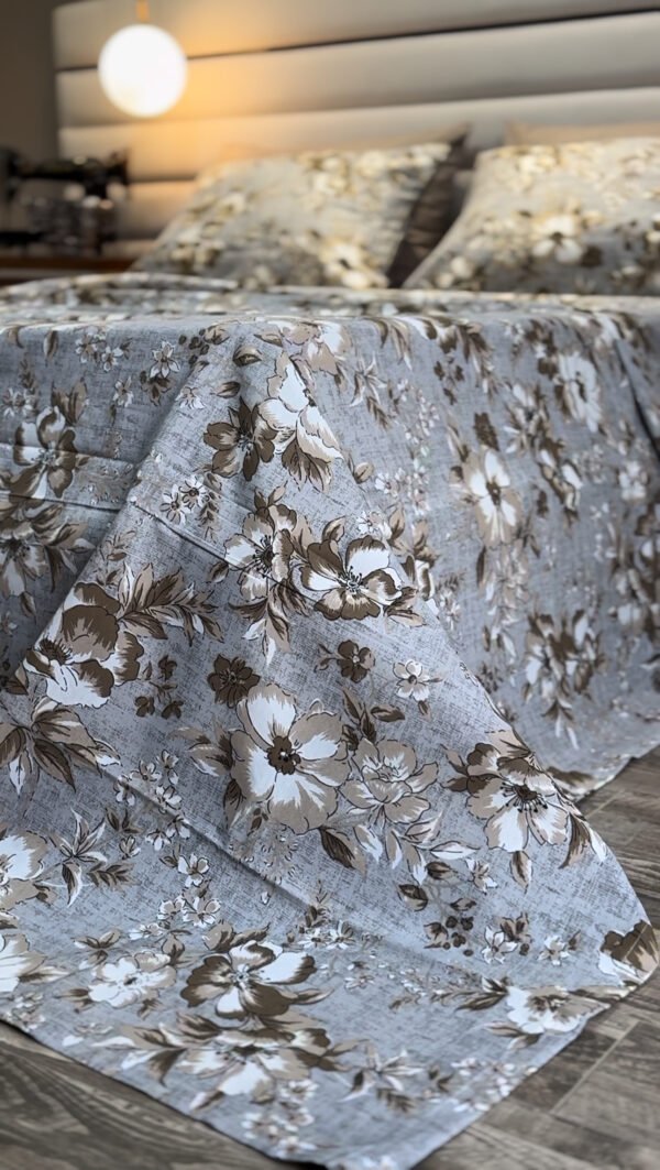 Parure de Lit Élégance Florale – Lin Gris et Fleurs Taupe