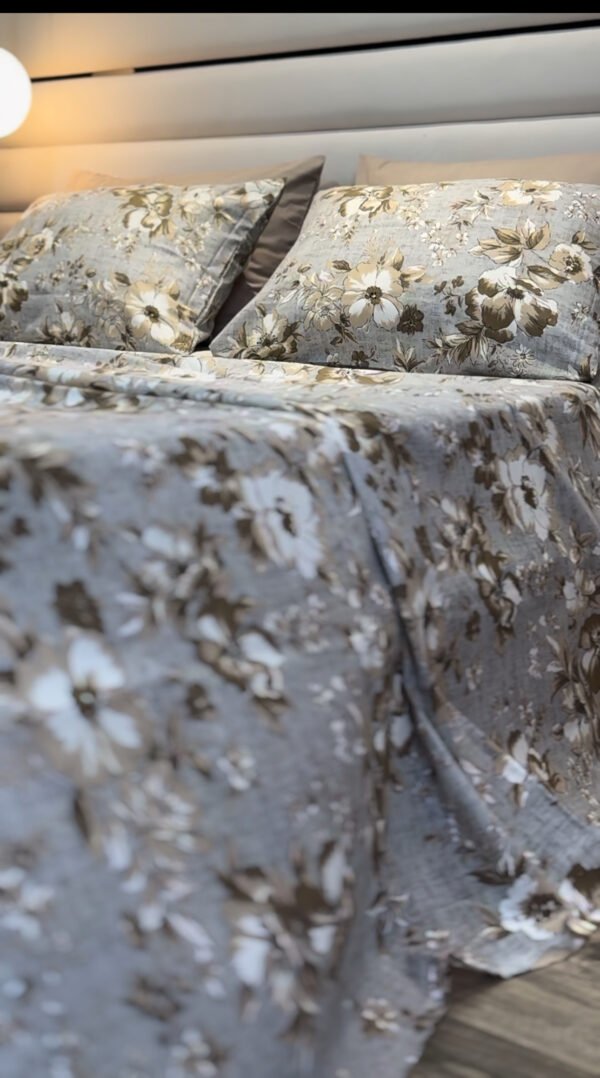 Parure de Lit Élégance Florale – Lin Gris et Fleurs Taupe