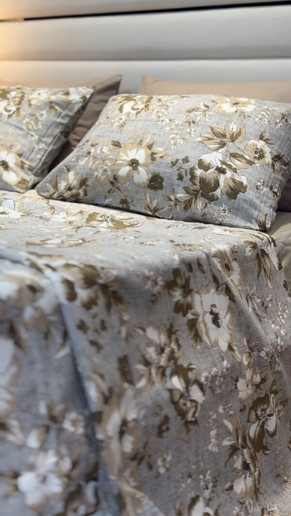 Parure de Lit Élégance Florale – Lin Gris et Fleurs Taupe