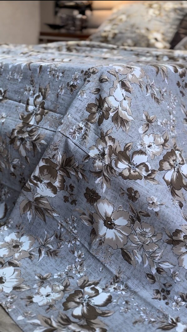 Parure de Lit Élégance Florale – Lin Gris et Fleurs Taupe