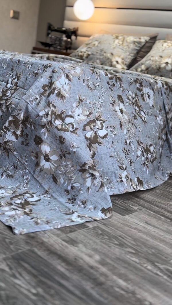 Parure de Lit Élégance Florale – Lin Gris et Fleurs Taupe