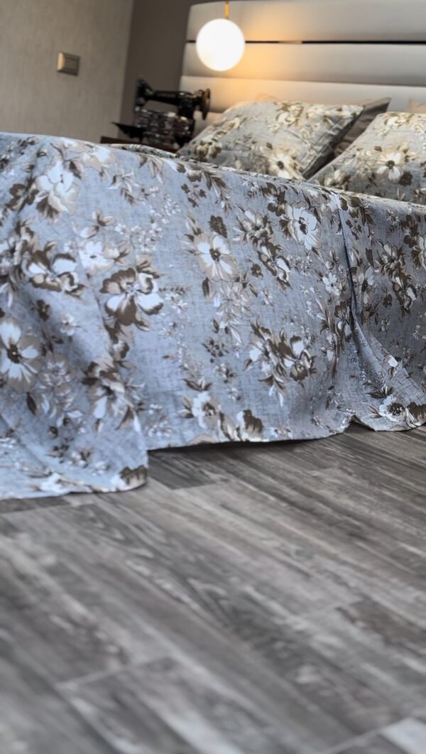 Parure de Lit Élégance Florale – Lin Gris et Fleurs Taupe