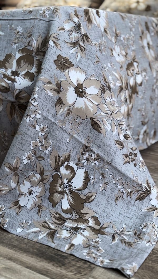 Parure de Lit Élégance Florale – Lin Gris et Fleurs Taupe