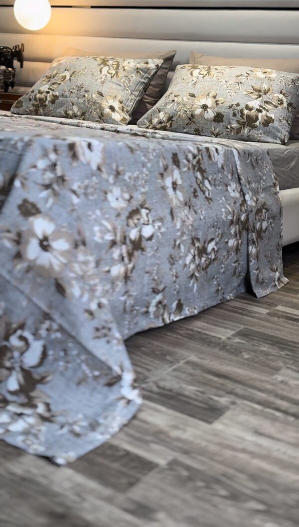 Parure de Lit Élégance Florale – Lin Gris et Fleurs Taupe