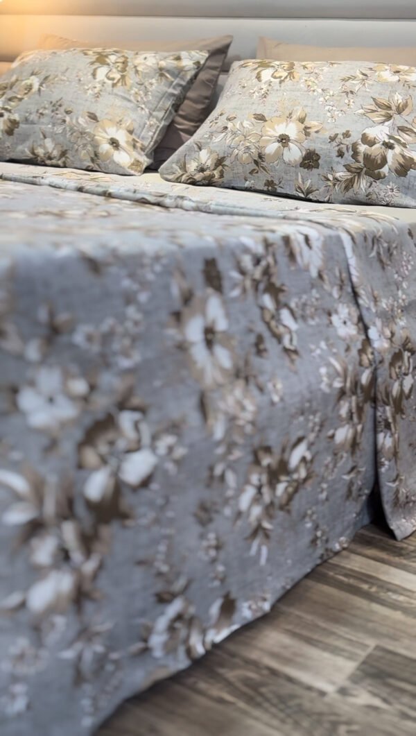 Parure de Lit Élégance Florale – Lin Gris et Fleurs Taupe