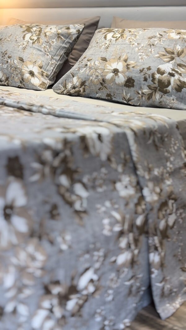 Parure de Lit Élégance Florale – Lin Gris et Fleurs Taupe