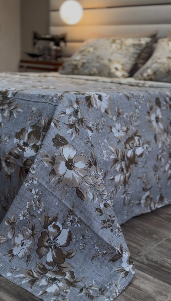 Parure de Lit Élégance Florale – Lin Gris et Fleurs Taupe