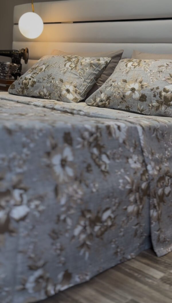 Parure de Lit Élégance Florale – Lin Gris et Fleurs Taupe