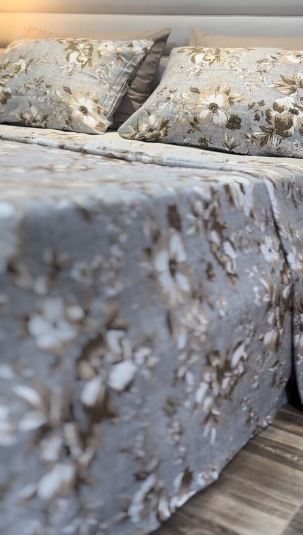 Parure de Lit Élégance Florale – Lin Gris et Fleurs Taupe