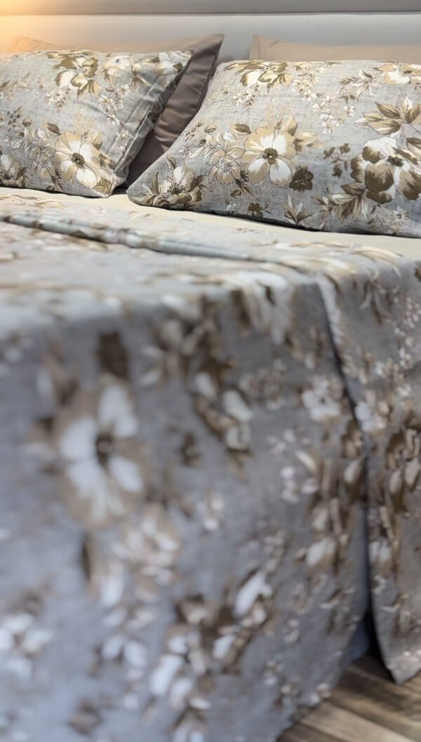 Parure de Lit Élégance Florale – Lin Gris et Fleurs Taupe