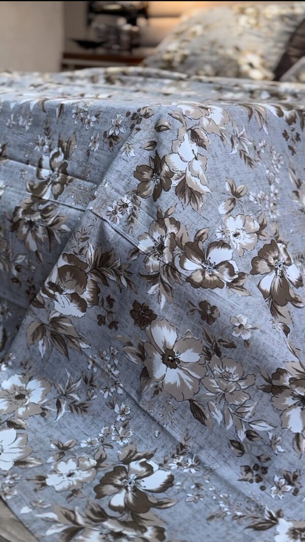 Parure de Lit Élégance Florale – Lin Gris et Fleurs Taupe