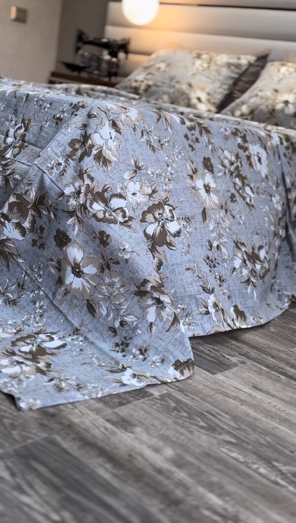 Parure de Lit Élégance Florale – Lin Gris et Fleurs Taupe