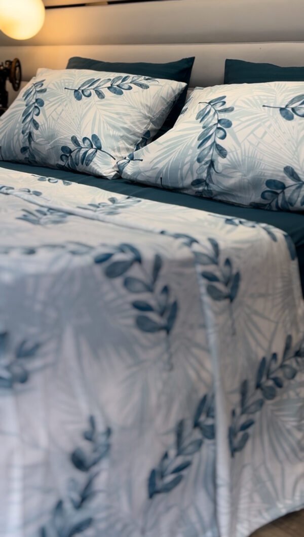 Parure de Lit Feuillage Bleu – Élégance Botanique Apaisante