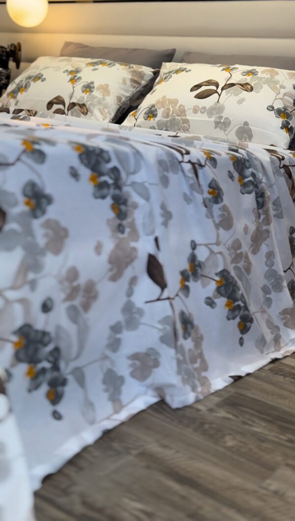 Parure de Lit Jardin de Brume – Feuillage Gris & Éclats Miel