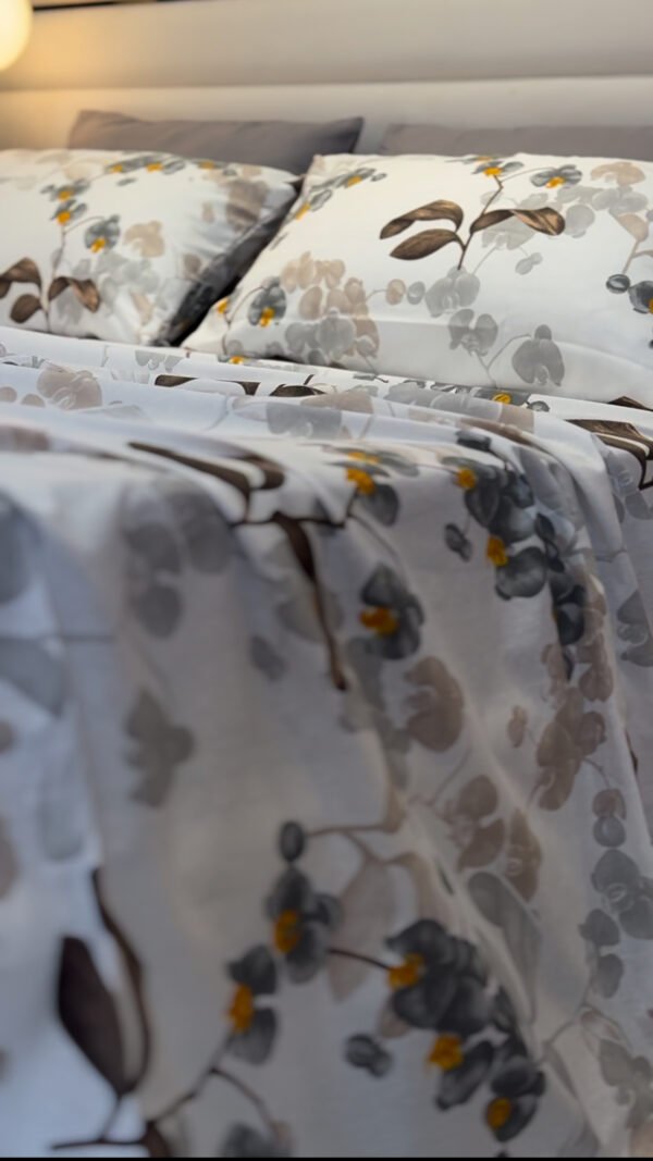 Parure de Lit Jardin de Brume – Feuillage Gris & Éclats Miel