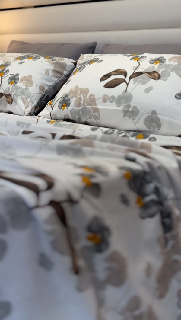 Parure de Lit Jardin de Brume – Feuillage Gris & Éclats Miel