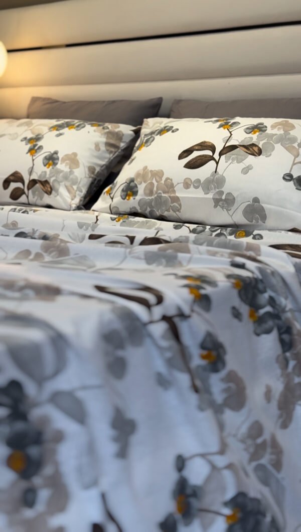 Parure de Lit Jardin de Brume – Feuillage Gris & Éclats Miel