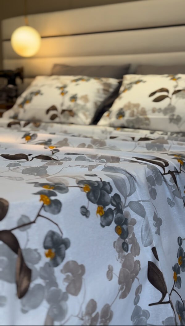 Parure de Lit Jardin de Brume – Feuillage Gris & Éclats Miel