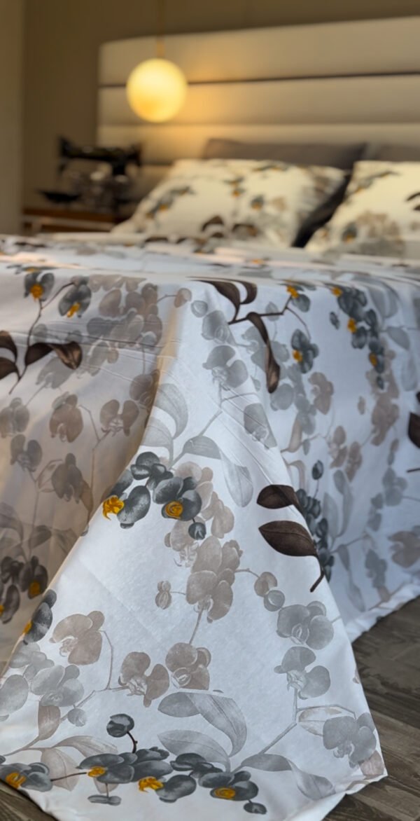 Parure de Lit Jardin de Brume – Feuillage Gris & Éclats Miel