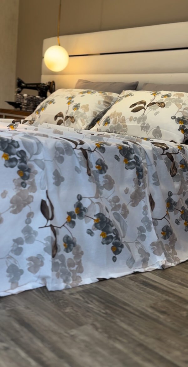 Parure de Lit Jardin de Brume – Feuillage Gris & Éclats Miel