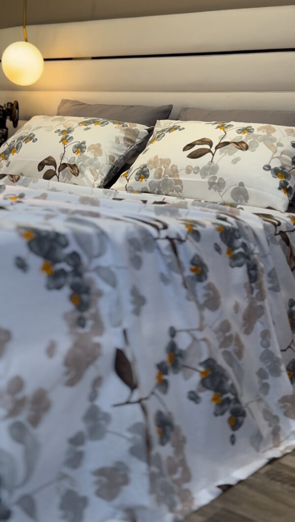 Parure de Lit Jardin de Brume – Feuillage Gris & Éclats Miel