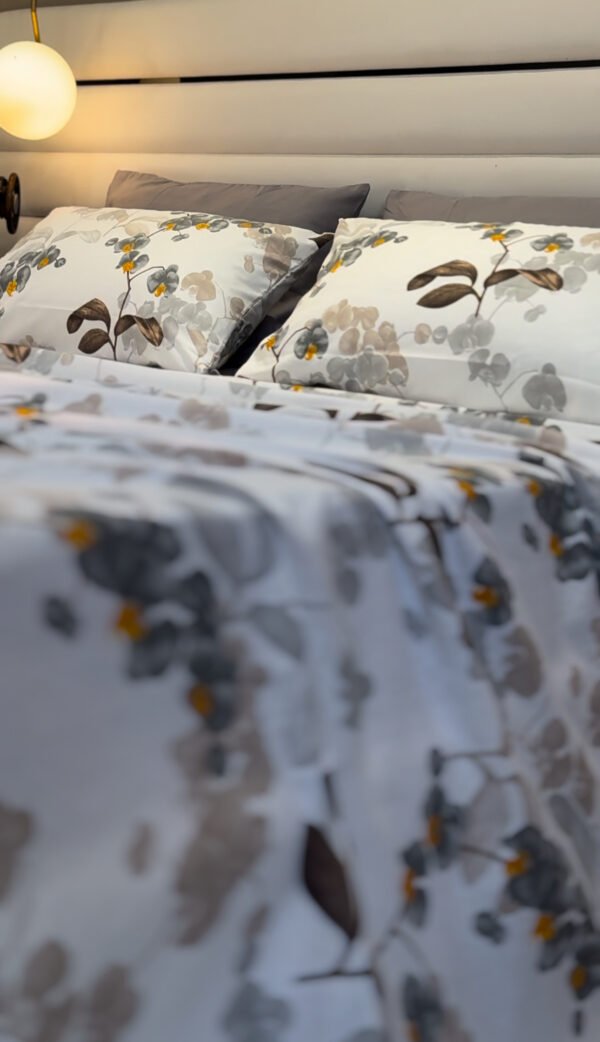 Parure de Lit Jardin de Brume – Feuillage Gris & Éclats Miel