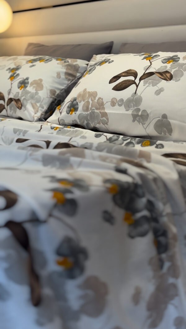 Parure de Lit Jardin de Brume – Feuillage Gris & Éclats Miel