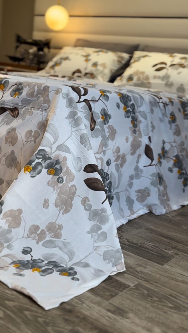 Parure de Lit Jardin de Brume – Feuillage Gris & Éclats Miel