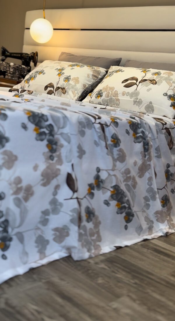 Parure de Lit Jardin de Brume – Feuillage Gris & Éclats Miel