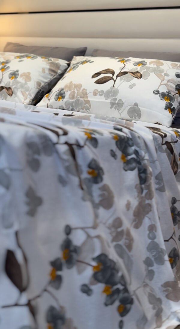 Parure de Lit Jardin de Brume – Feuillage Gris & Éclats Miel