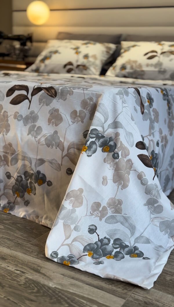 Parure de Lit Jardin de Brume – Feuillage Gris & Éclats Miel