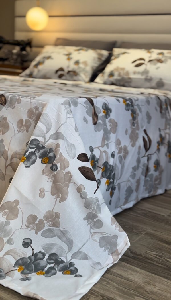 Parure de Lit Jardin de Brume – Feuillage Gris & Éclats Miel
