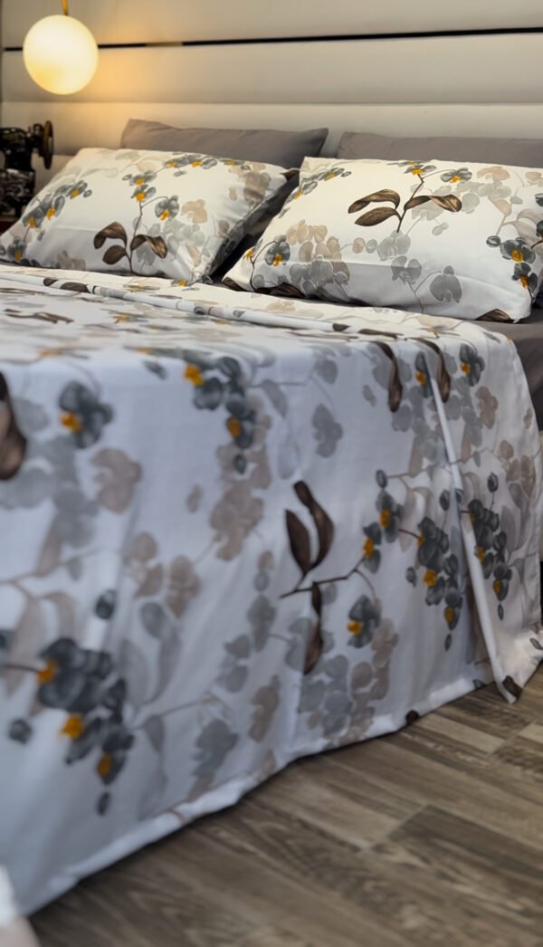 Parure de Lit Jardin de Brume – Feuillage Gris & Éclats Miel