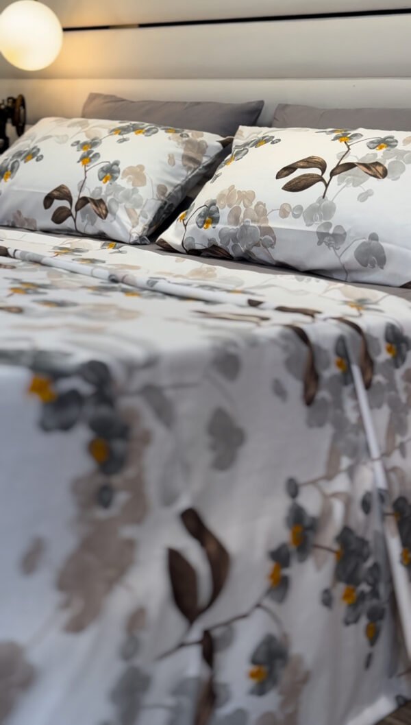 Parure de Lit Jardin de Brume – Feuillage Gris & Éclats Miel